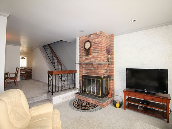 5th image of 840 Centennial Sq N