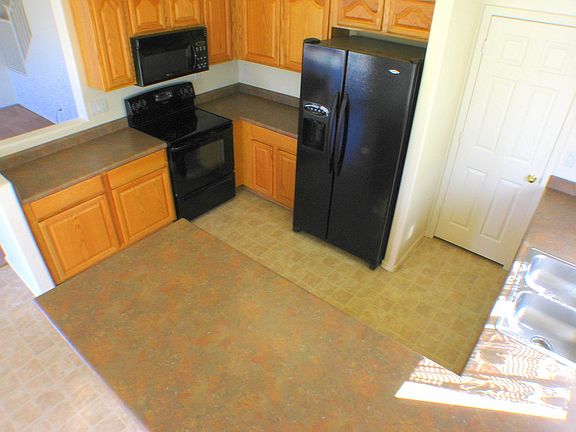 Kitchen - newer (2006) appliances