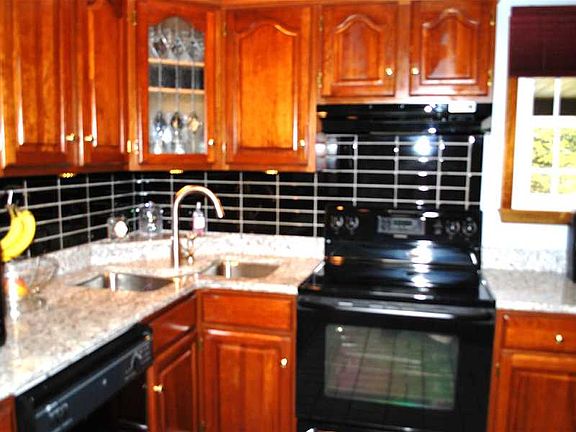 4th image of 478 Rosanne Dr