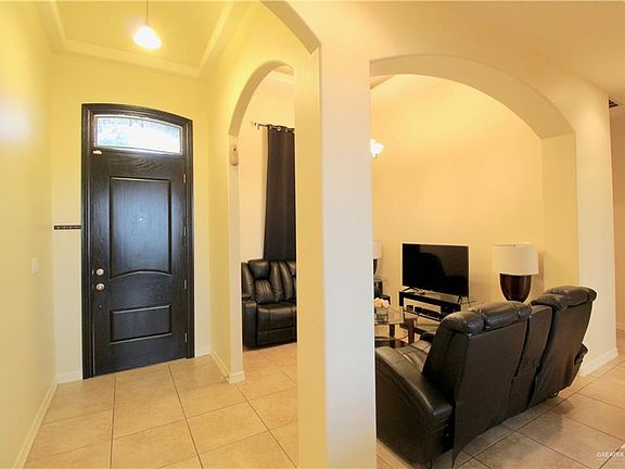3rd image of 926 Vista Hermosa St