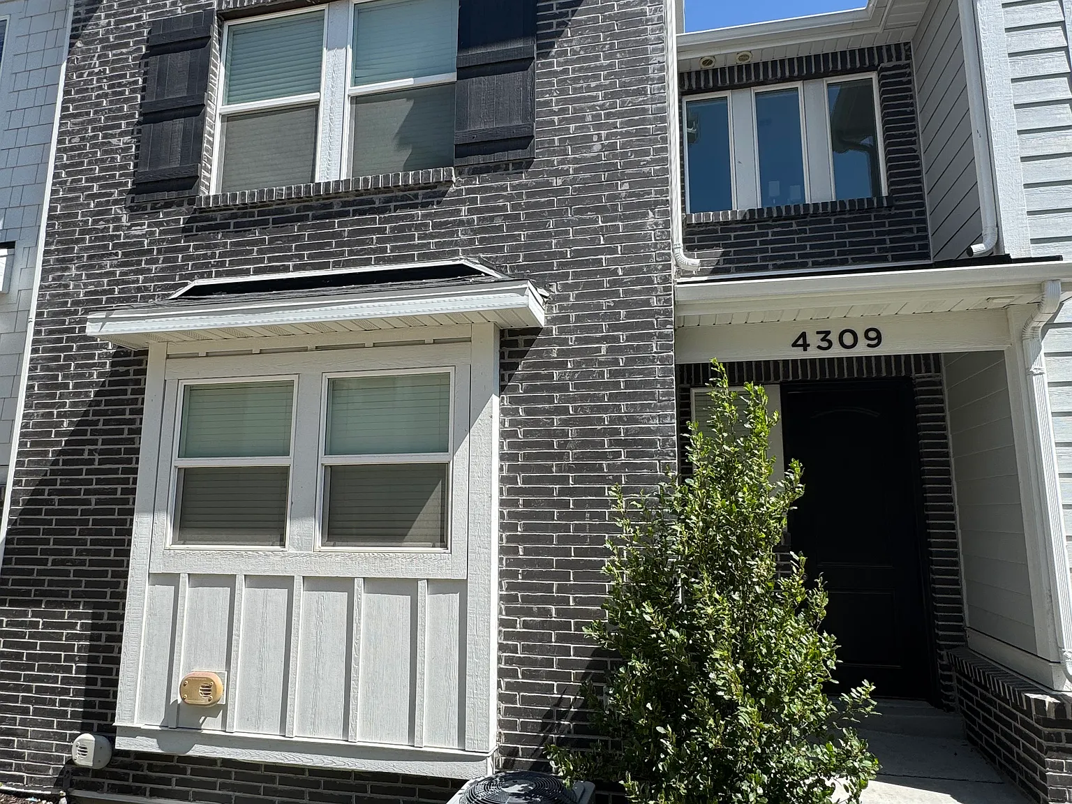 3 bed, 2.5 bath, 1695 sqft, $2,500 — Photo 1