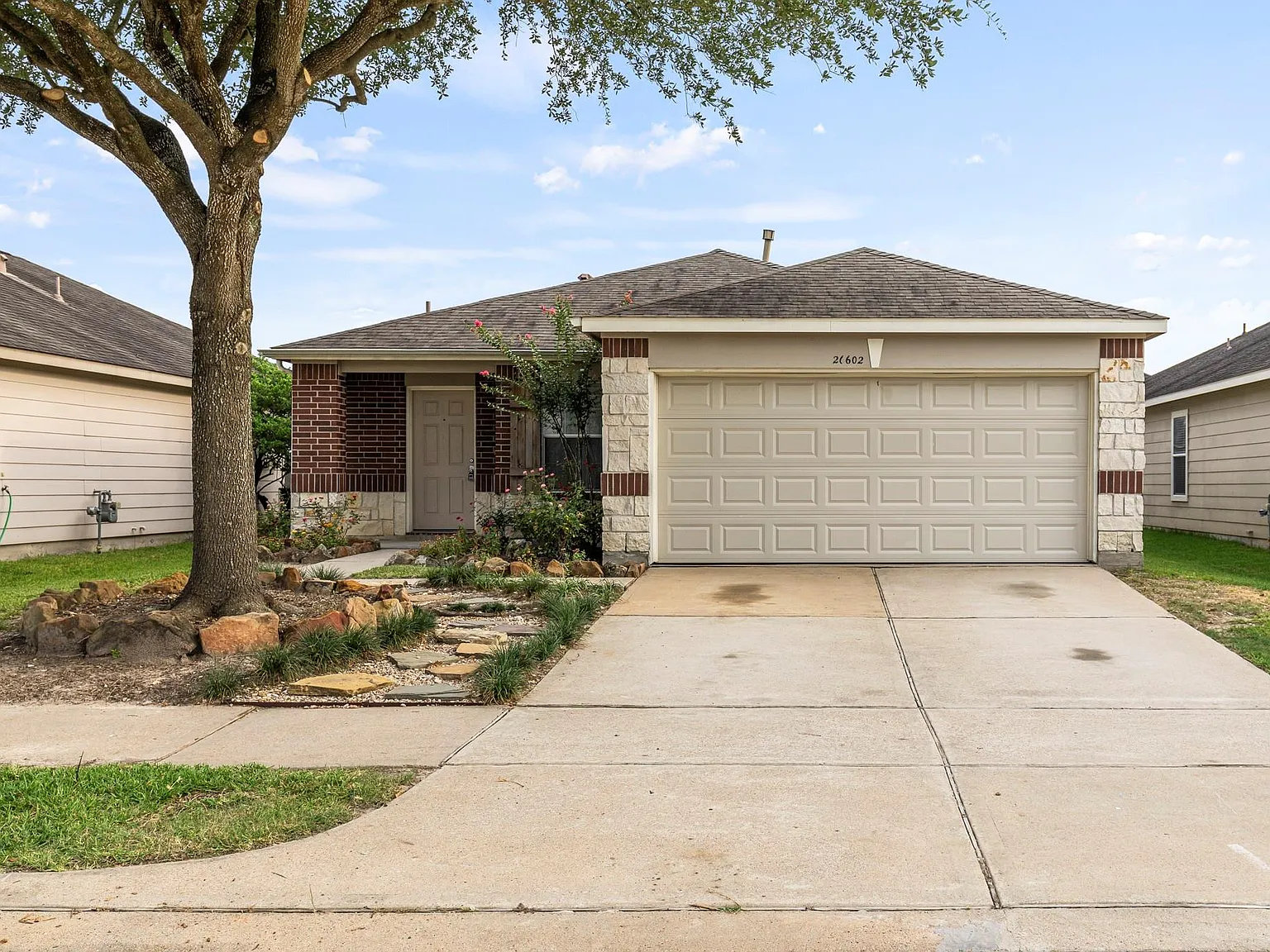 3 bed, 2.0 bath, 1609 sqft, $2,200 — Photo 2