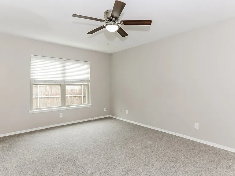 511 Rosewood Ln — Photo 9