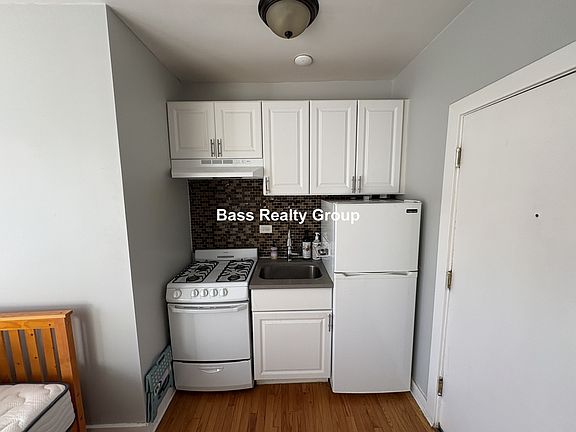 4th image of 1353 W Greenleaf Ave #110