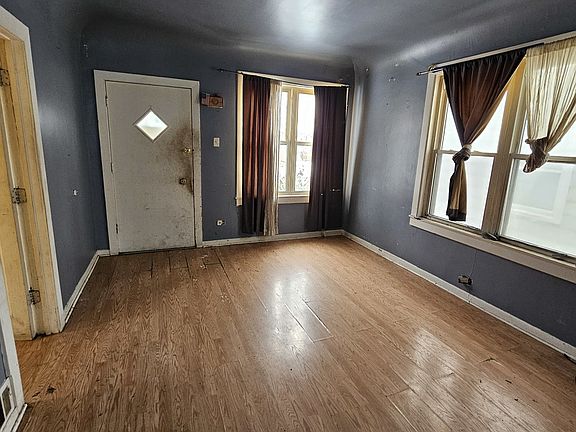 4th image of 4126 N Oketo Ave