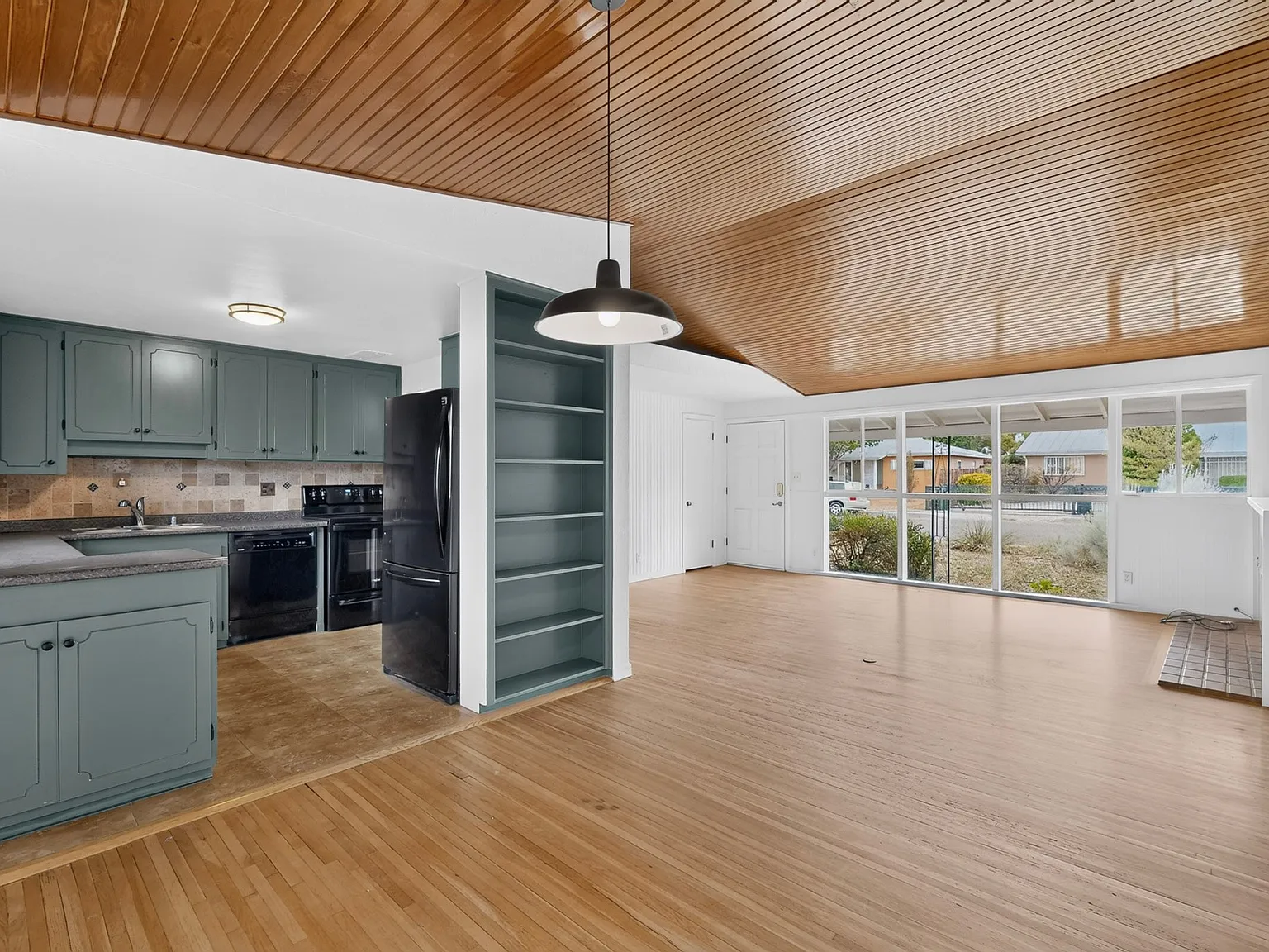 3 bed, 1230 sqft, $2,300 — Photo 3