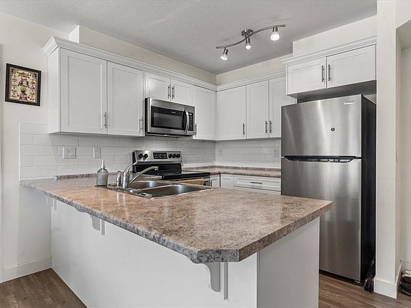 4th image of 9422 Victor St #218