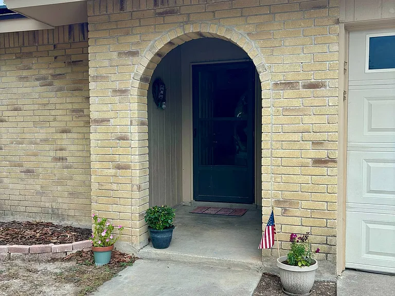 106 Sombrero Dr — Photo 1