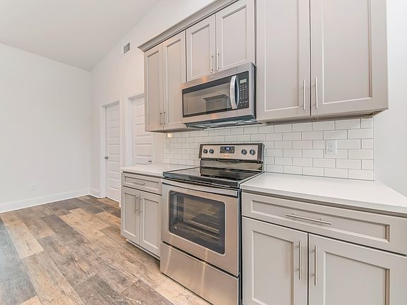 4th image of 313 Devalcourt St #102-105