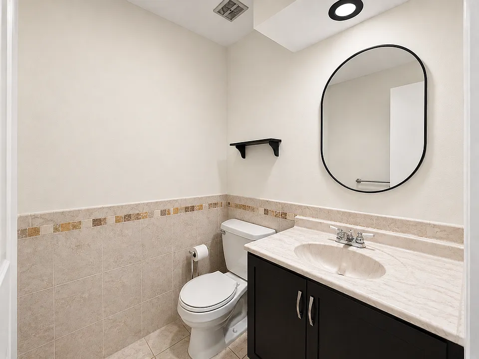 Main floor 1/2 bathroom
