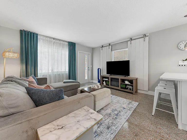 127 SW 10th Ave — Photo 9
