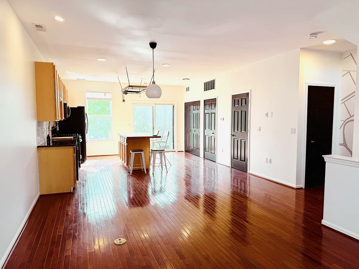 Living area looking into kitchen - 7621 Woodward Ave