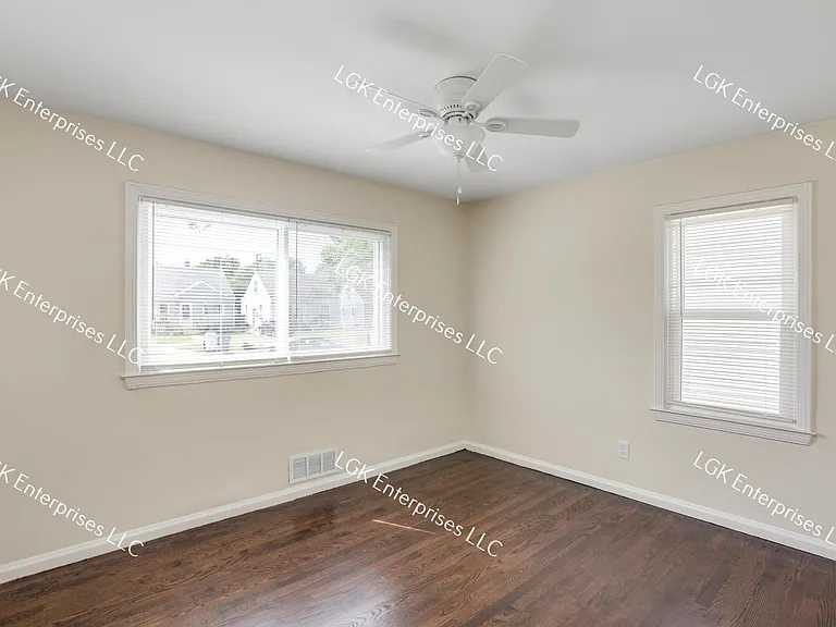 23808 Harding Ave — Photo 4