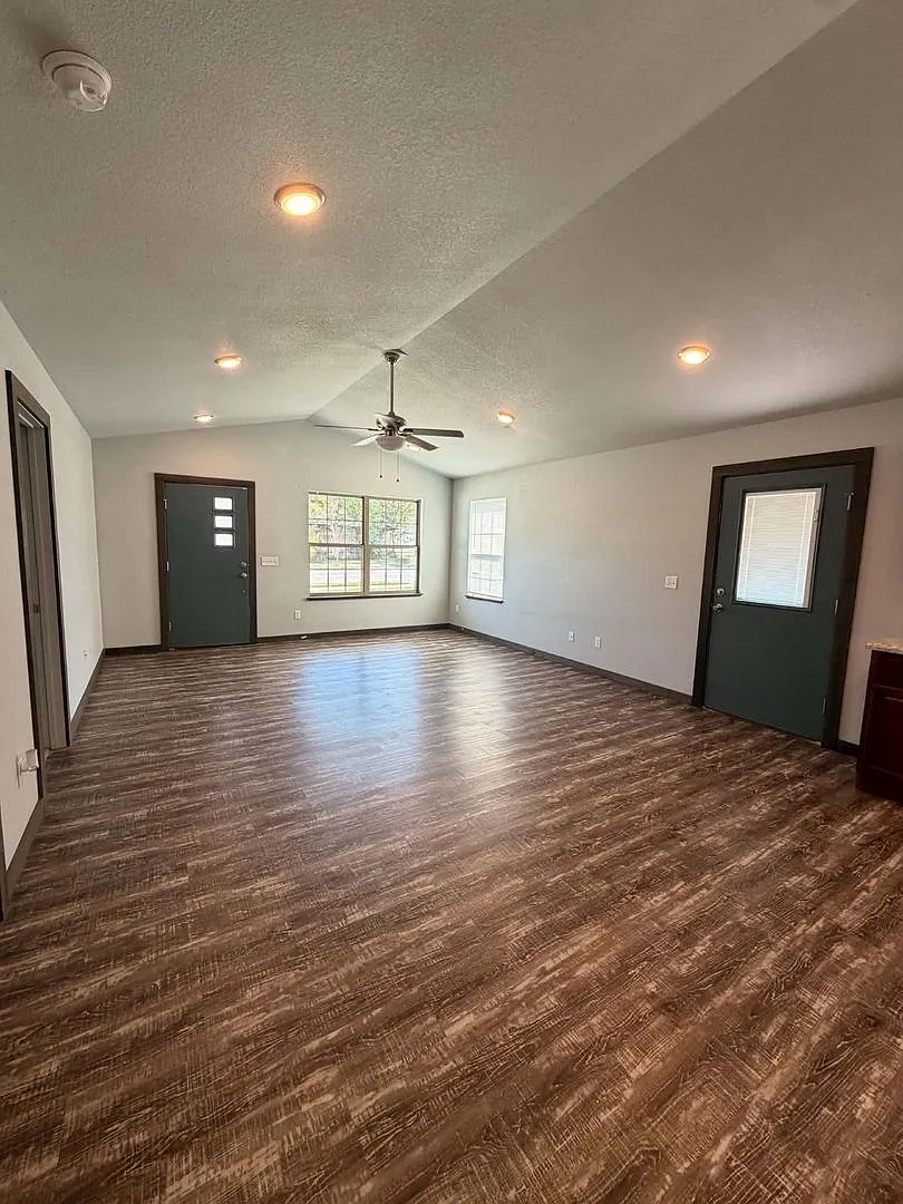 Beautiful 3BR/2BA Home in Joplin, MO! — Photo 3
