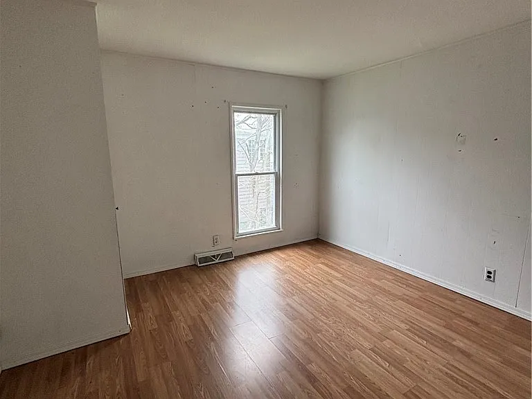 131 Flower Ave W — Photo 7