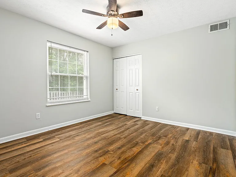 210 N Ross St #E — Photo 13