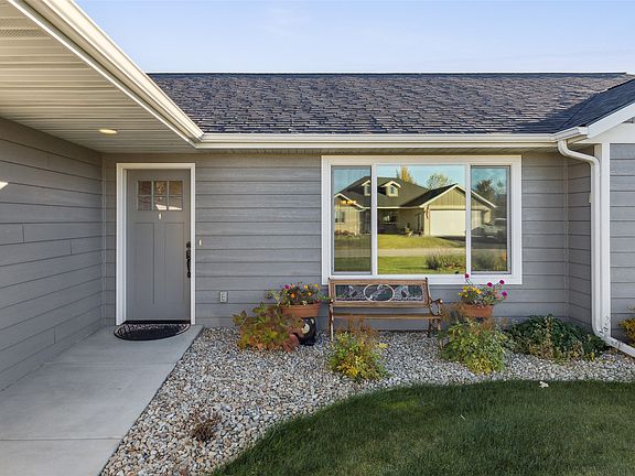 5th image of 526 Darlene Dr