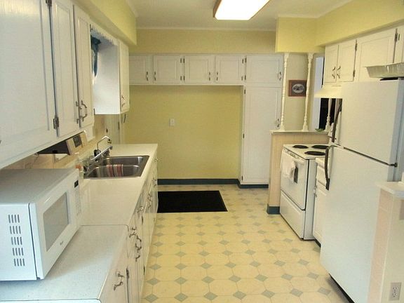 Kitchen w/dinette 10 x 22