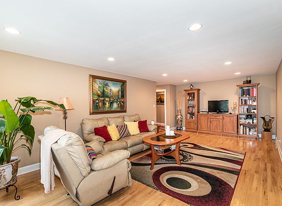 5th image of 748 Dempster St #102