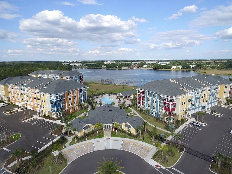 The Oaks on the Lake Upscale 55+ Apartments — Photo 20