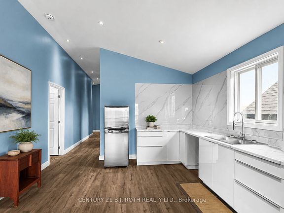 3rd image of 102 Dunlop St