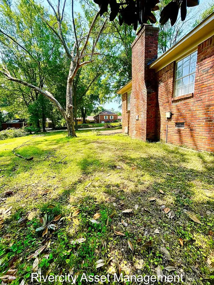 3 bed, 1.5 bath, 1400 sqft, $1,595 — Photo 2
