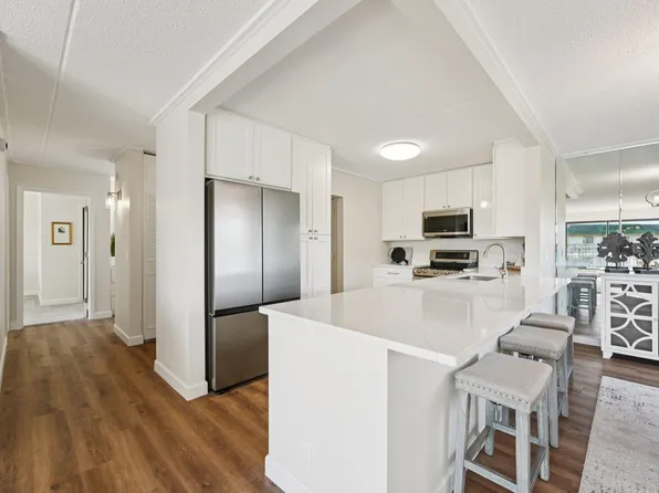 10511 Cedar Lake Rd APT 520, Minnetonka, MN 55305