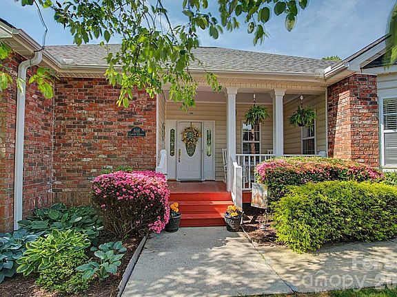 5th image of 606 Carriage Commons Dr