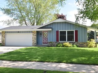 1127 Wisteria Ln, Waukesha, WI 53189