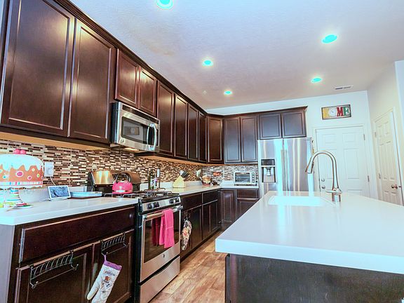 5th image of 928 W Stonehaven Dr