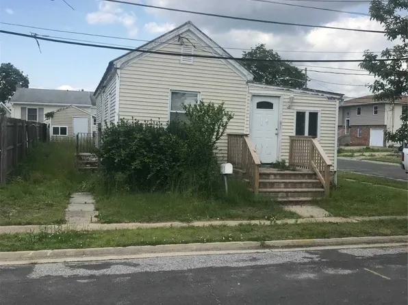 2 Sands Ln, Lindenhurst, NY 11757