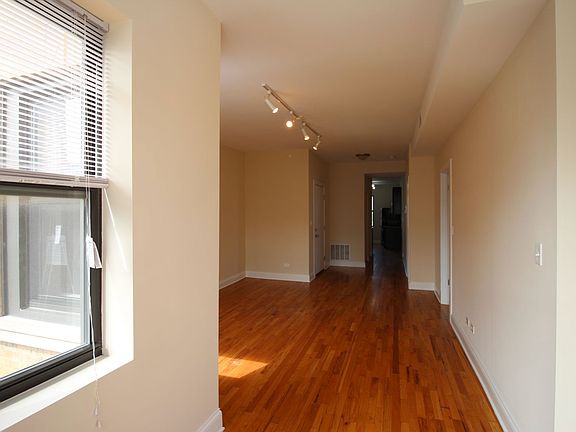4th image of 5003 N Sawyer Ave APT 2