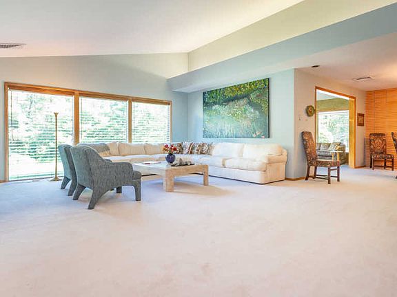 4th image of 100 Graymoor Ln