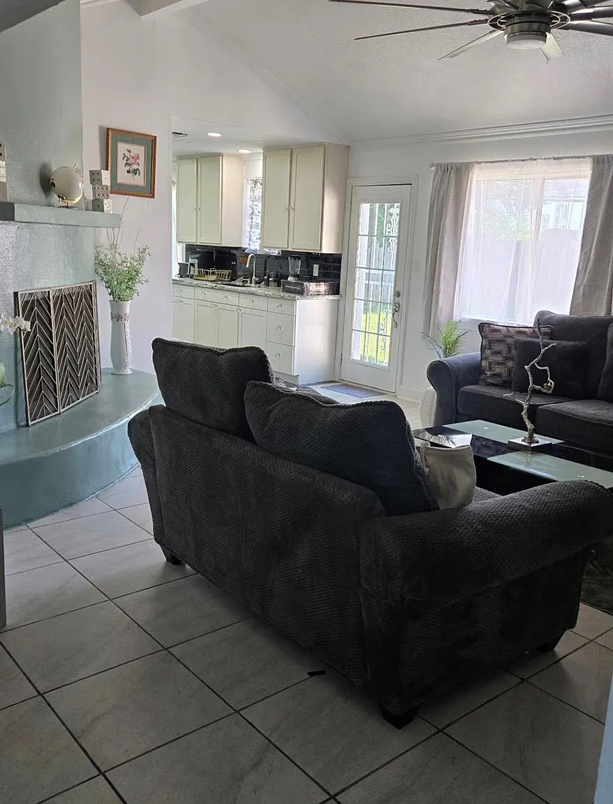 4 bed, 2.0 bath, 2014 sqft, $2,500 — Photo 2