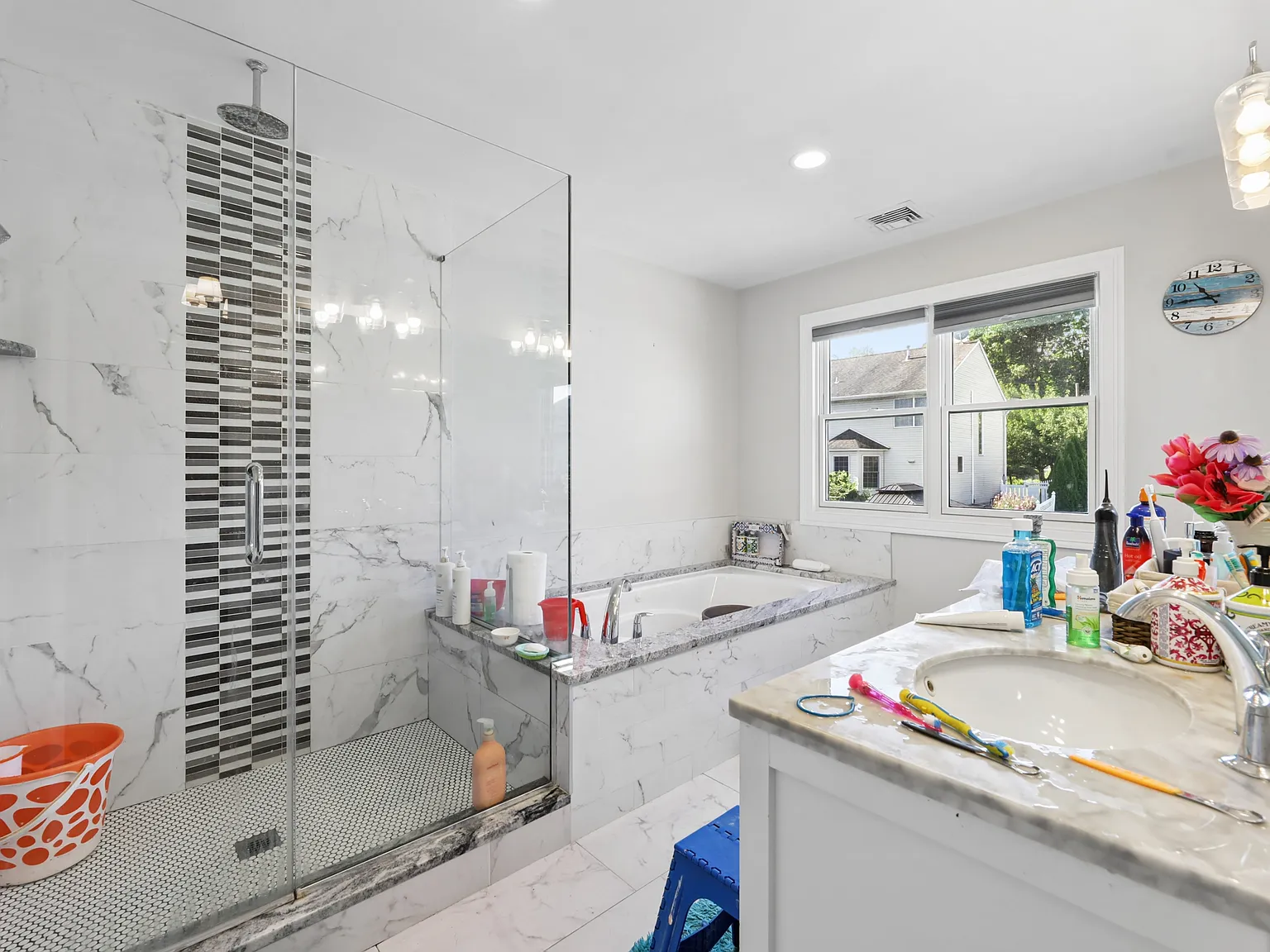 4 bed, 2.5 bath, 2400 sqft, $5,000 — Photo 4