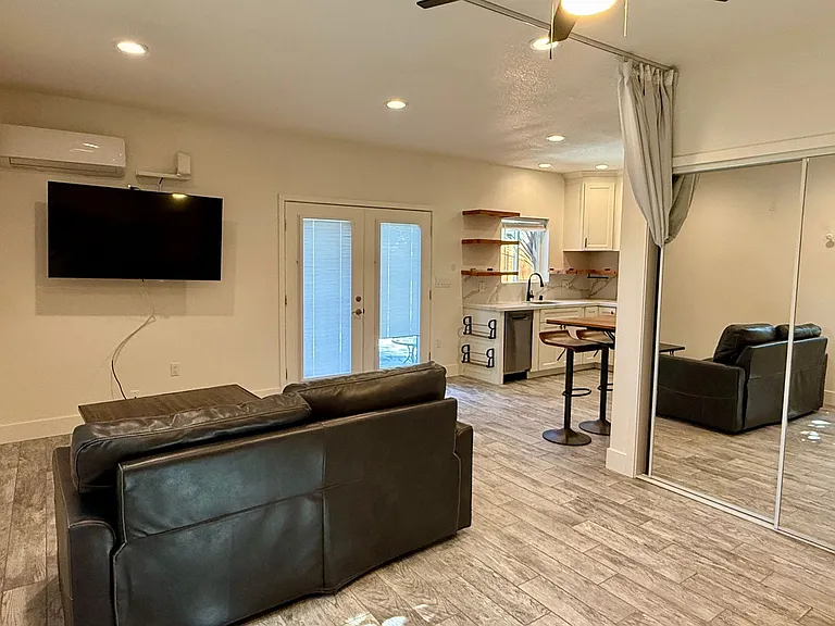 990 S Clover Ave — Photo 4