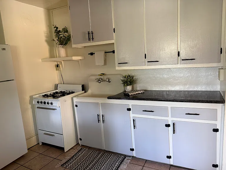 1122 E 5th Ave #4 — Photo 2