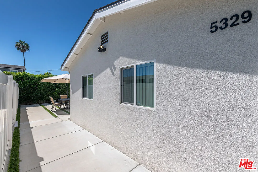 3 bed, 3.0 bath, 1128 sqft, $3,990 — Photo 3