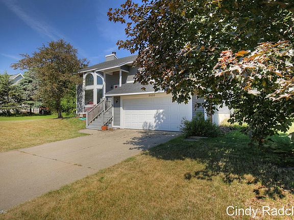 3rd image of 5433 Riverlook Dr NE