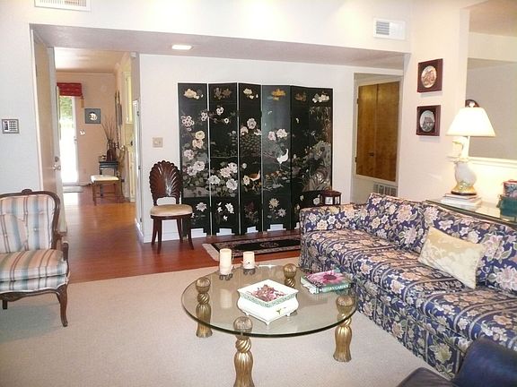3rd image of 215 Live Oak Cir