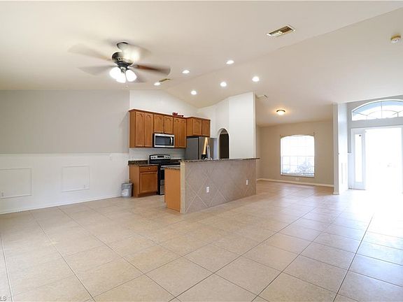 4th image of 960 Iris St E