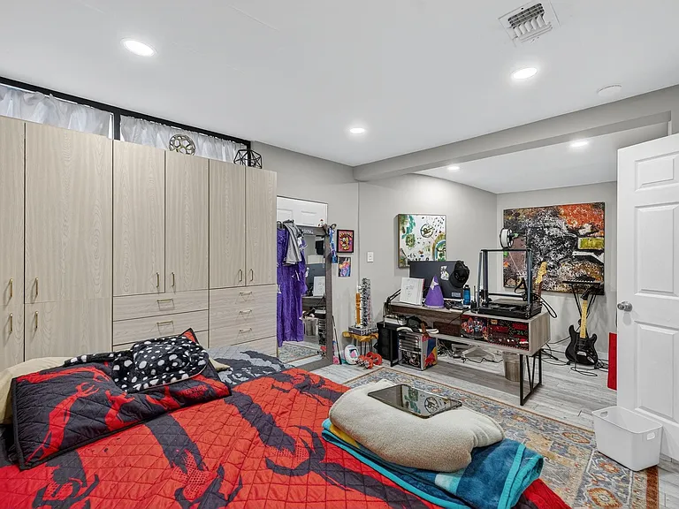 1570 NE 30th Pl — Photo 43