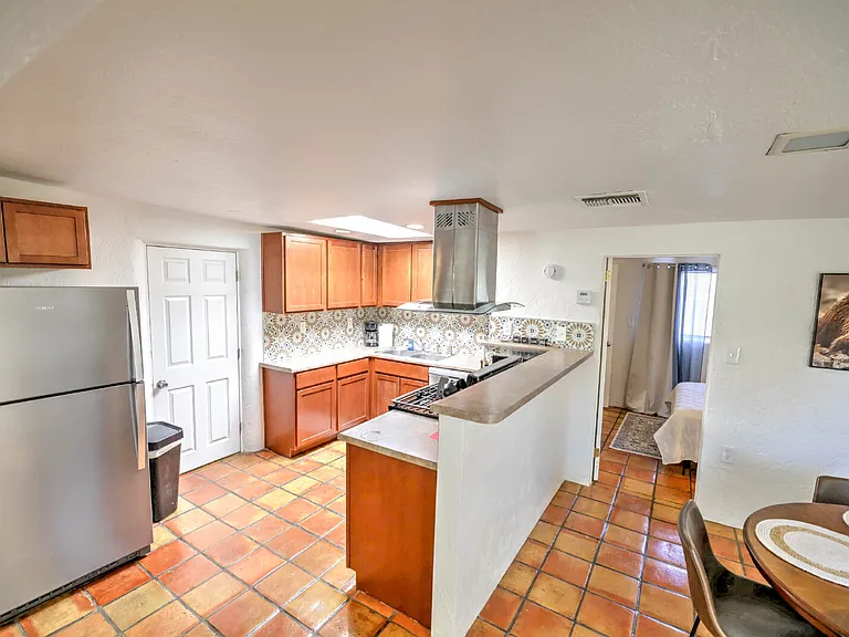2805 E Lee St — Photo 8