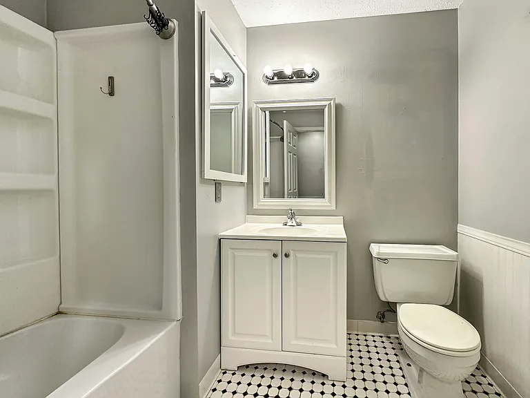 Upper Floor Full Bath