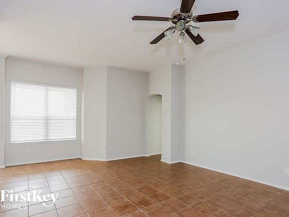 3rd image of 902 Honey Locust Dr