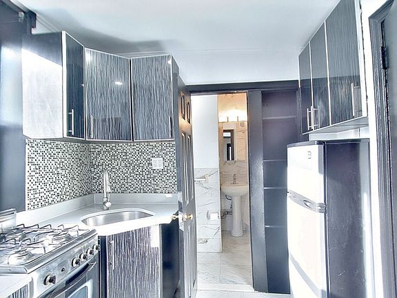 5th image of 401 E 62nd St APT 5