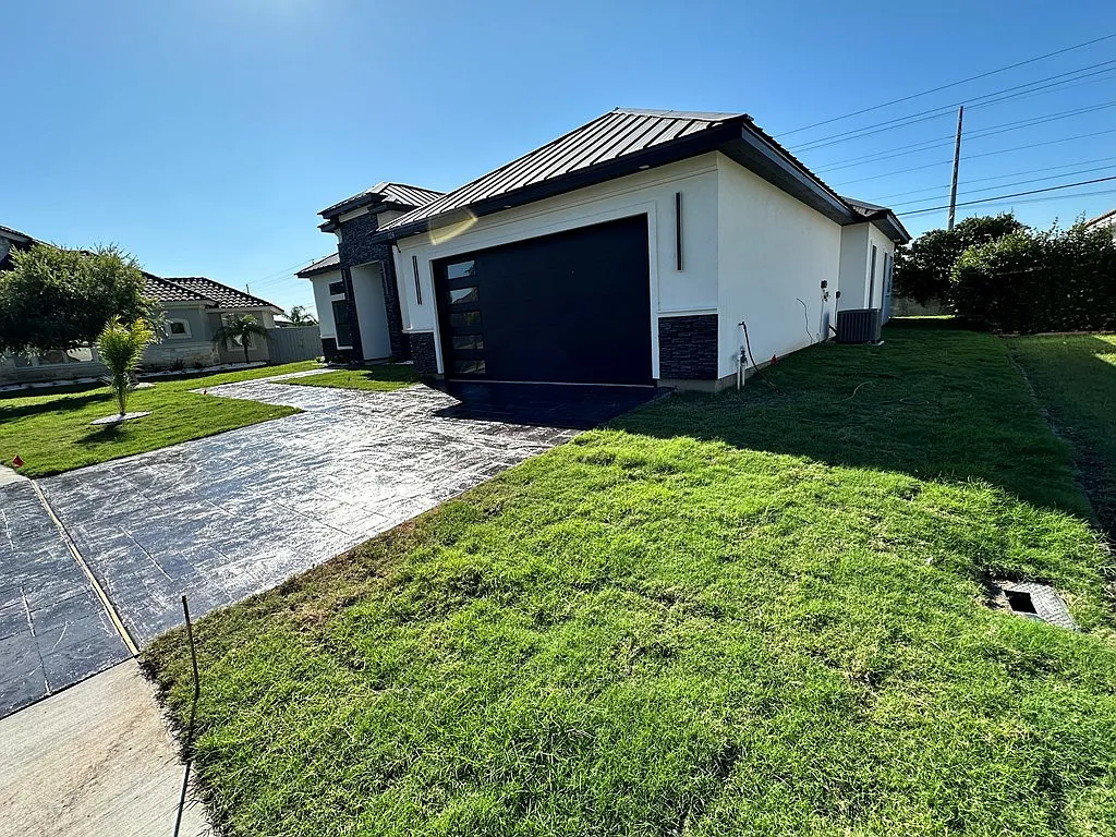5 bed, 3.0 bath, 2859 sqft, $3,400 — Photo 2