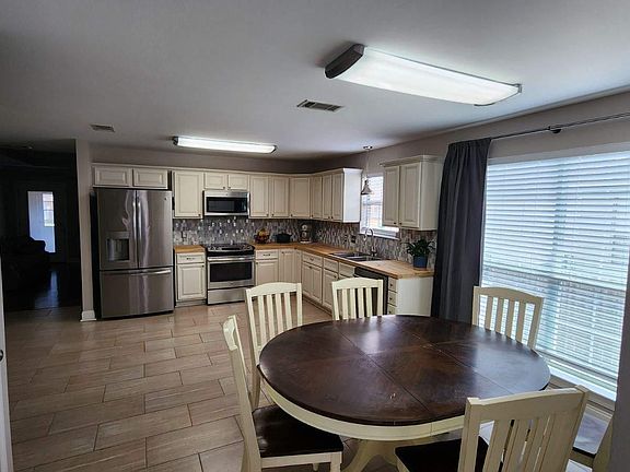 5th image of 813 Melville St