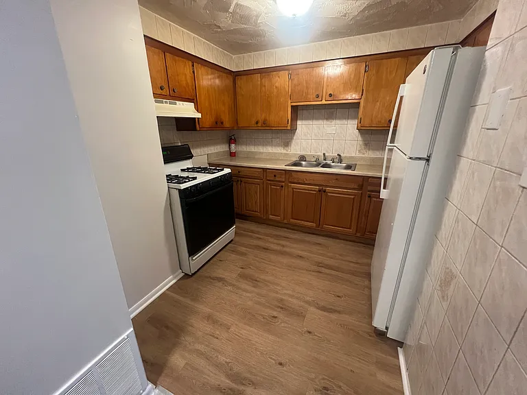 7832 S Cregier Ave #2E — Photo 8