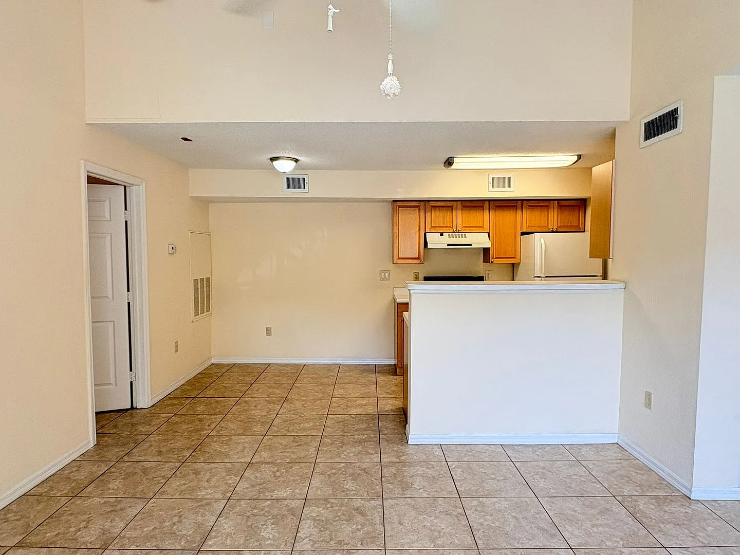 Charming 1 Bed / 1 Bath Second-Floor Condo in a Prime Fort Myers Location! — Photo 3